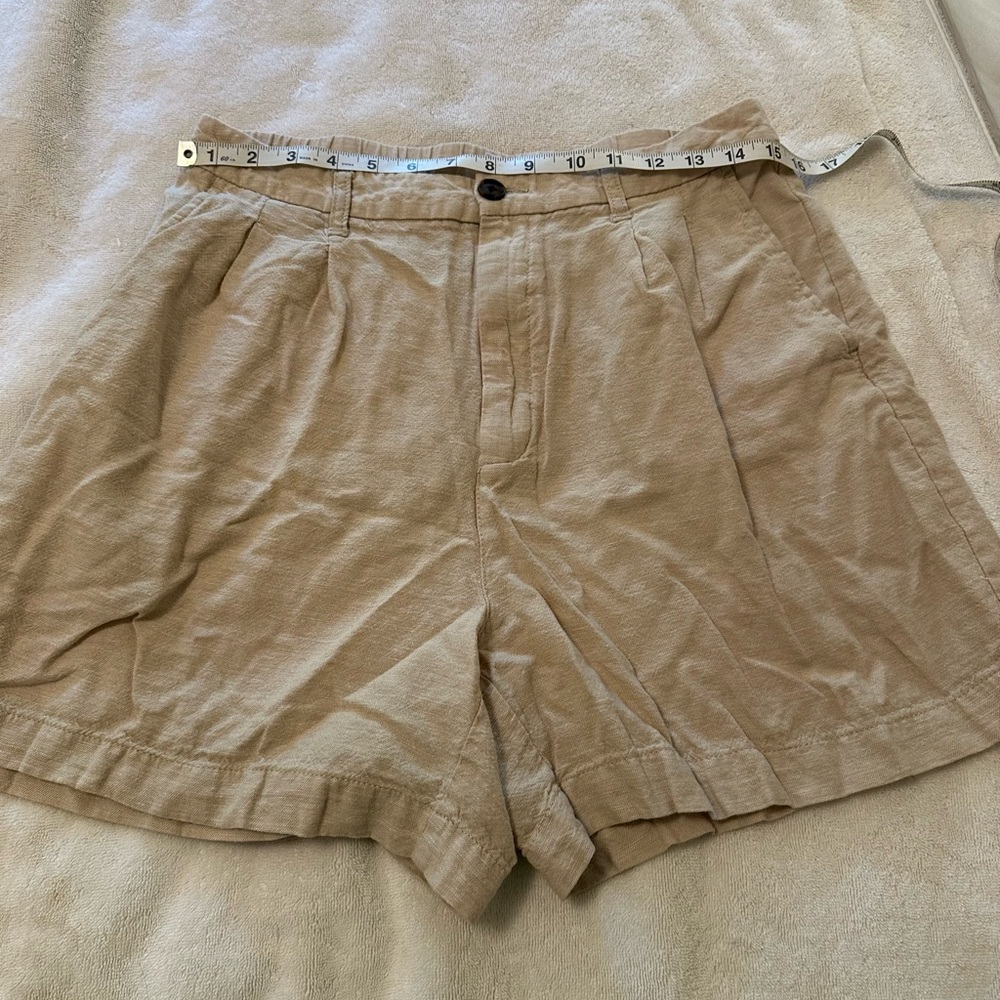 GAP HIGH RISE PLEATED LINEN SHORT. Beige. Woman’s: US 12